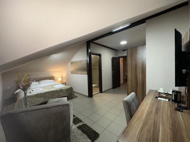 Jp Motel Mali Pariz Bor Esterno foto